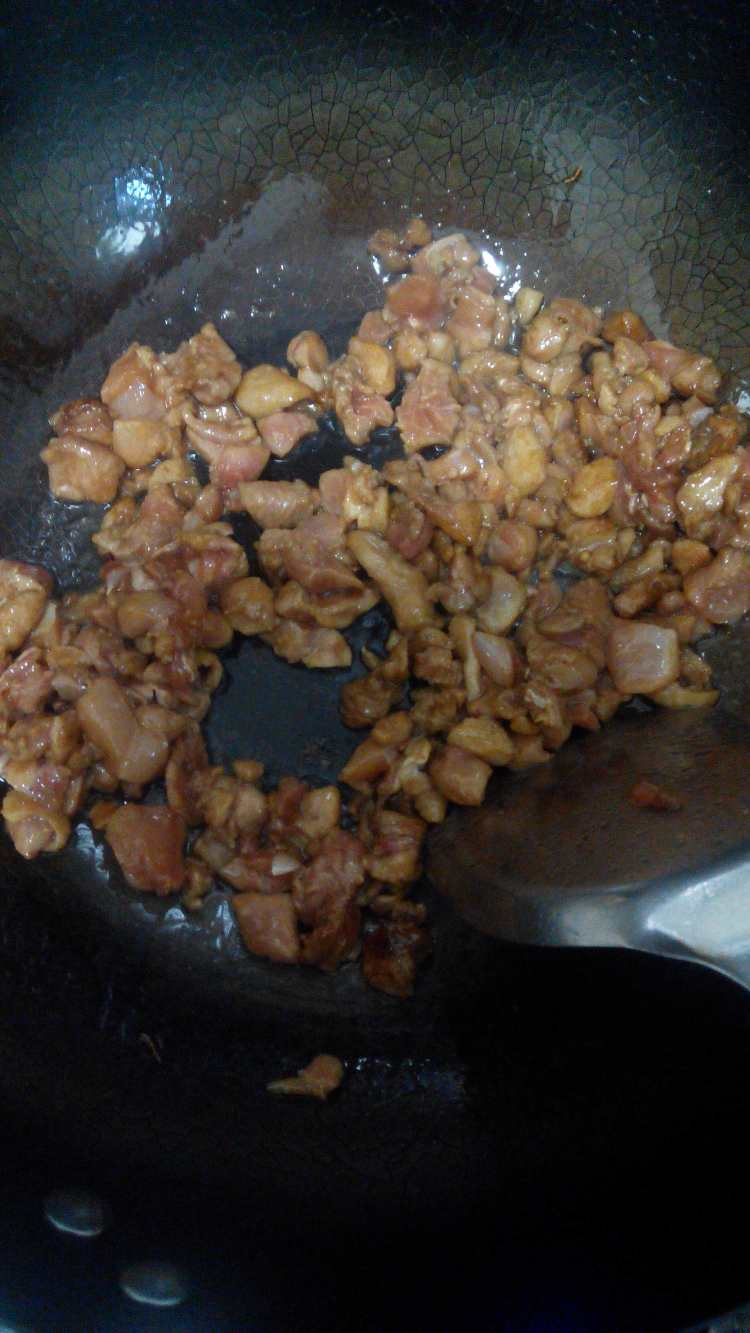马蹄香菇炒鸡肉步骤7