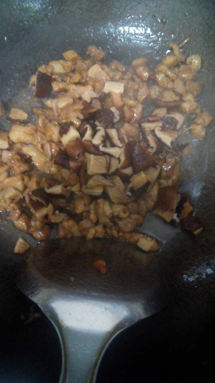马蹄香菇炒鸡肉步骤8