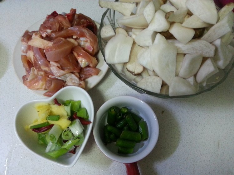 杏鲍菇炖鸡腿步骤1