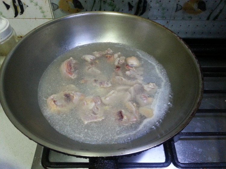 杏鲍菇炖鸡腿步骤2