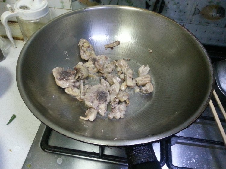 杏鲍菇炖鸡腿步骤4
