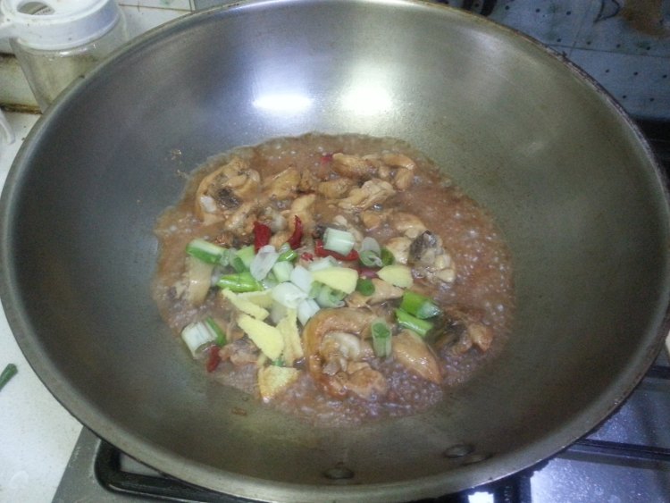 杏鲍菇炖鸡腿步骤6