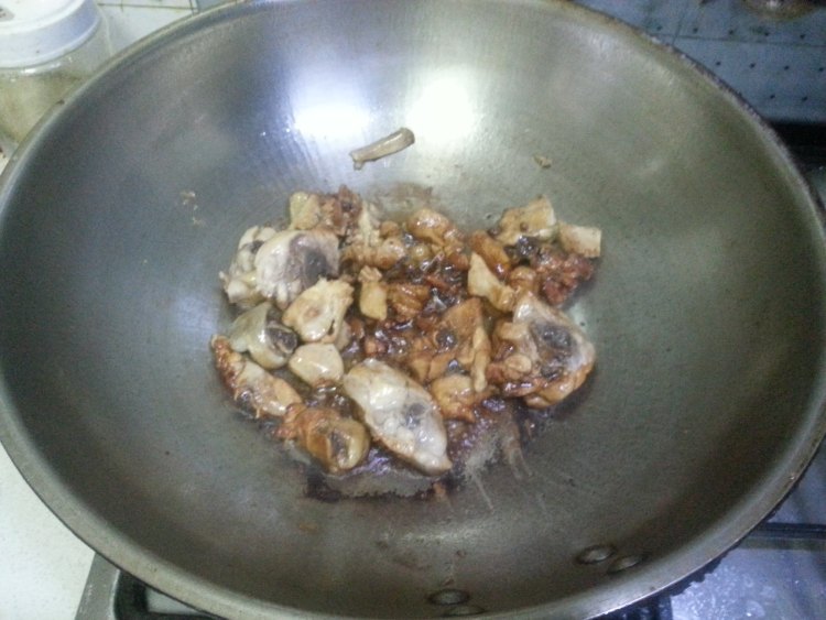 杏鲍菇炖鸡腿步骤5
