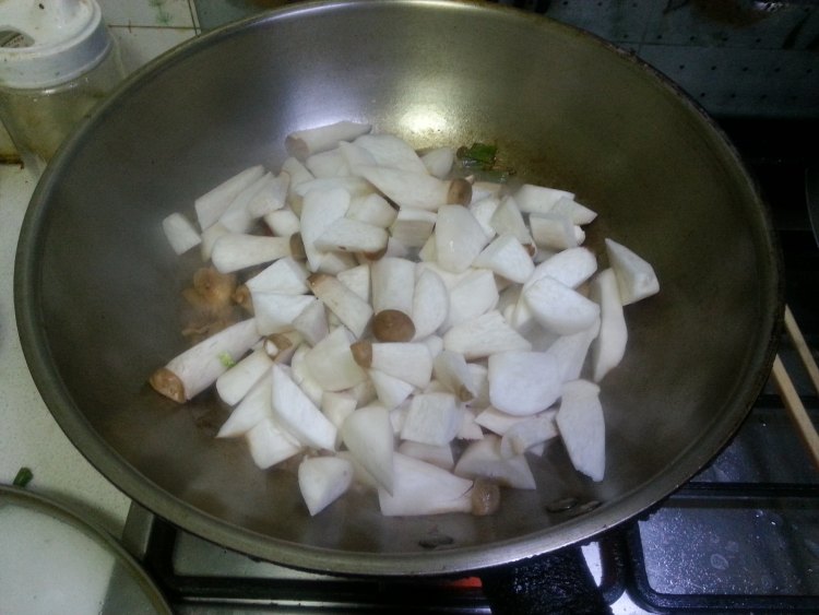 杏鲍菇炖鸡腿步骤7