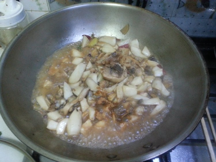 杏鲍菇炖鸡腿步骤8