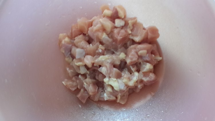 酱炒鸡丁步骤1