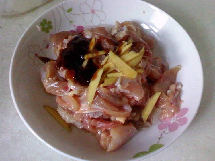 鸡腿肉炒莴笋步骤2