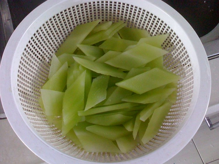 鸡腿肉炒莴笋步骤3