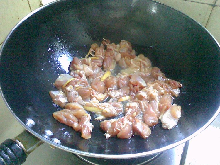 鸡腿肉炒莴笋步骤5