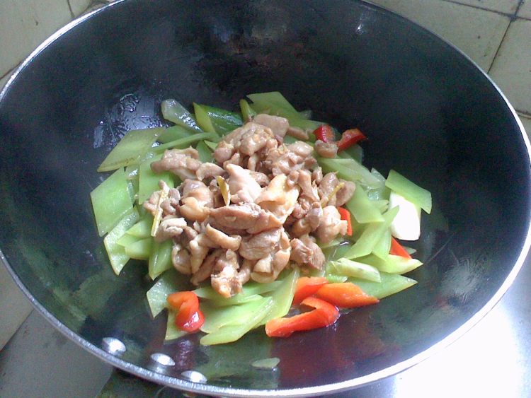 鸡腿肉炒莴笋步骤8