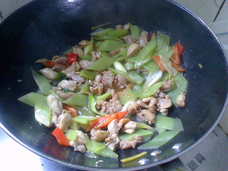 鸡腿肉炒莴笋步骤9