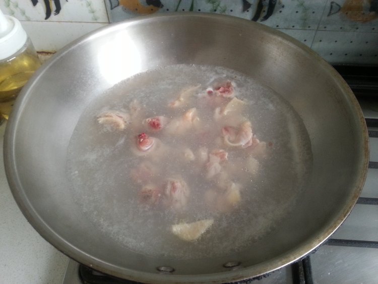 西葫芦萝卜炒鸡腿步骤1