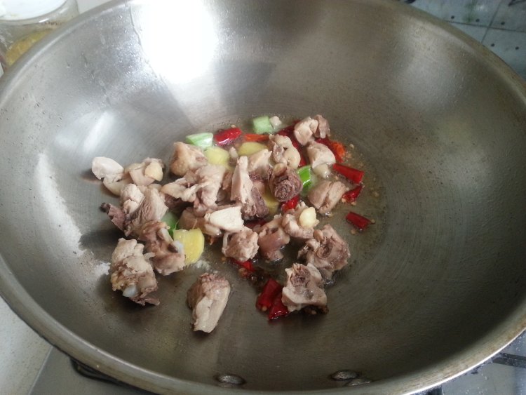 西葫芦萝卜炒鸡腿步骤6