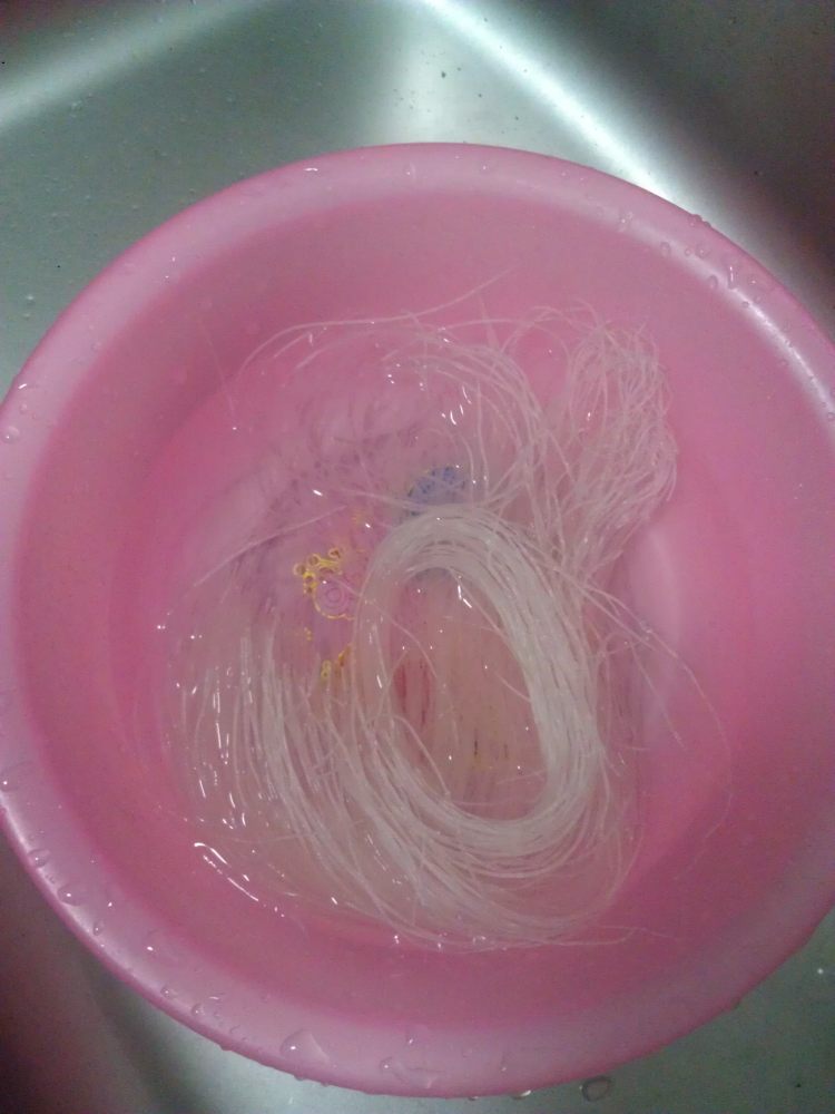 榨菜粉丝蒸鸡腿步骤1