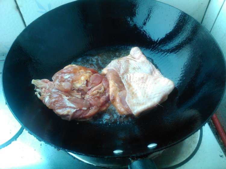 蚝油焖鸡腿肉步骤6