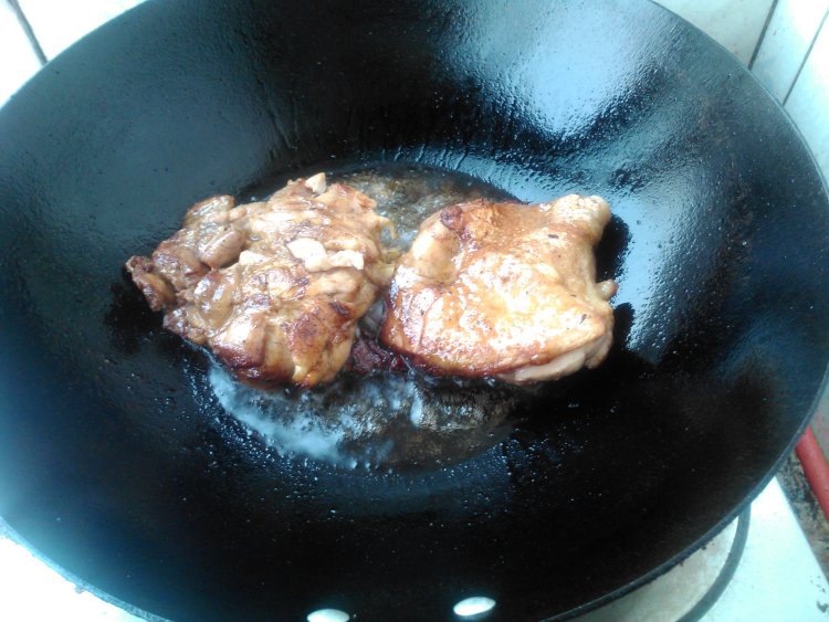蚝油焖鸡腿肉步骤7