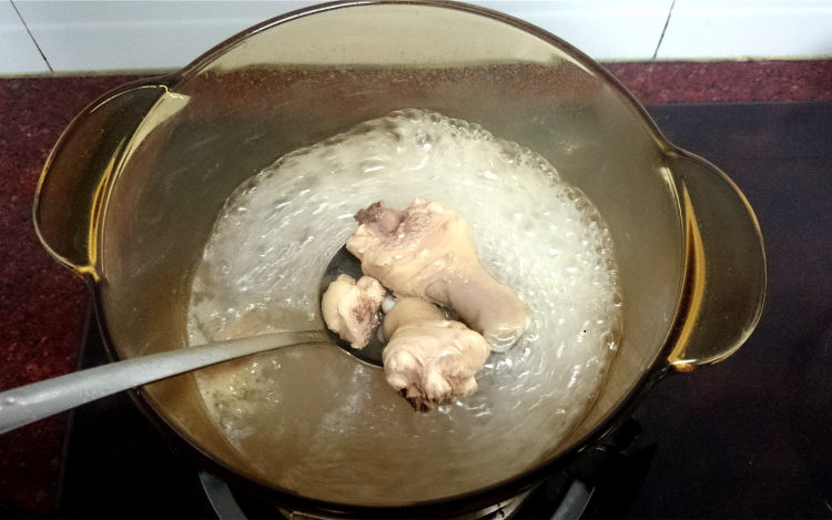 枸杞鸡肉汤步骤4