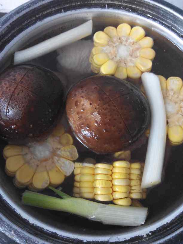 甜玉米香菇鸡汤步骤4