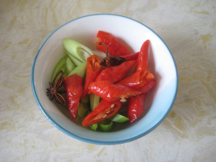 榛蘑炖鸡腿步骤2