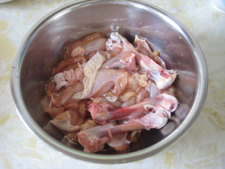 榛蘑炖鸡腿步骤1