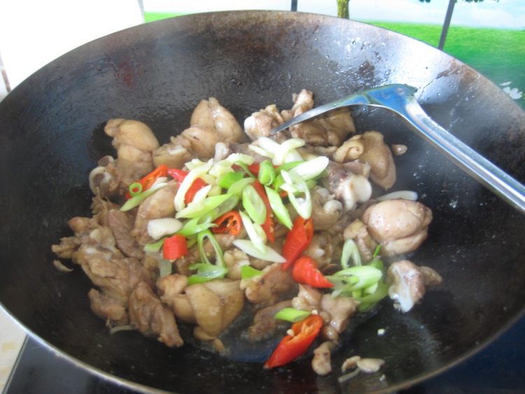 榛蘑炖鸡腿步骤6