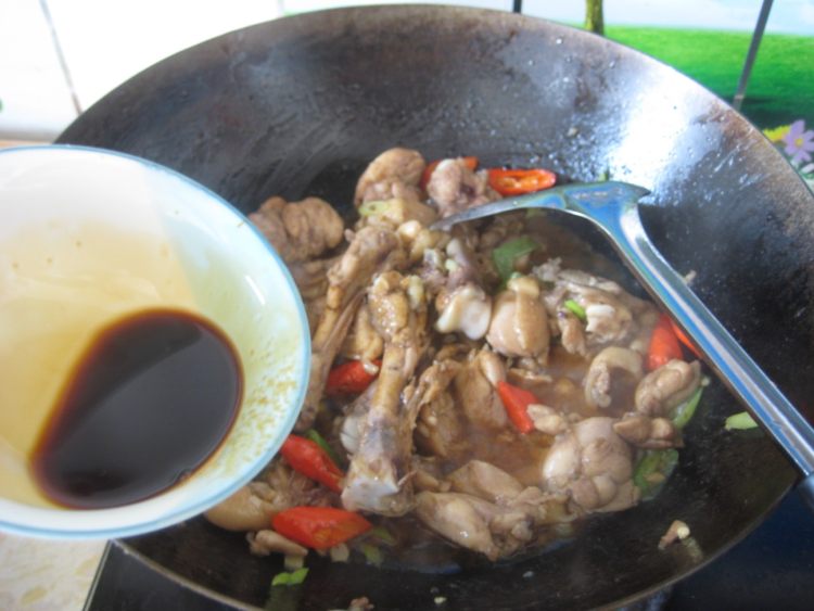 榛蘑炖鸡腿步骤7