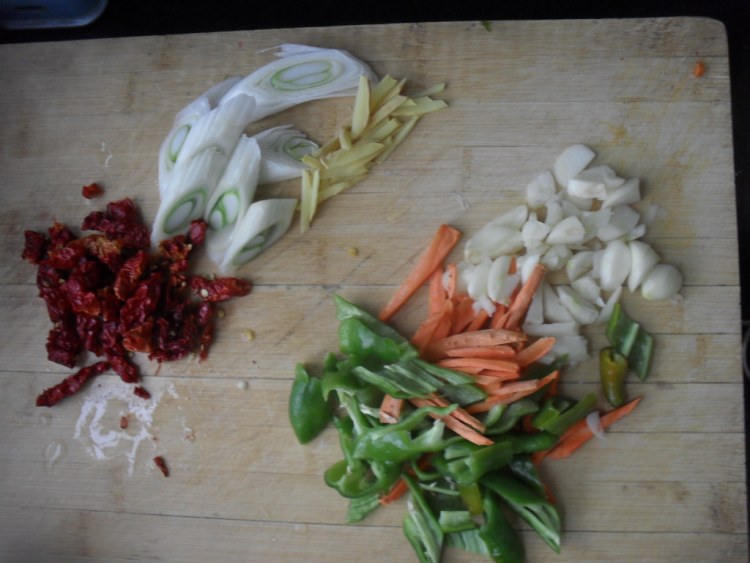 芋头粉条烧鸡腿步骤5