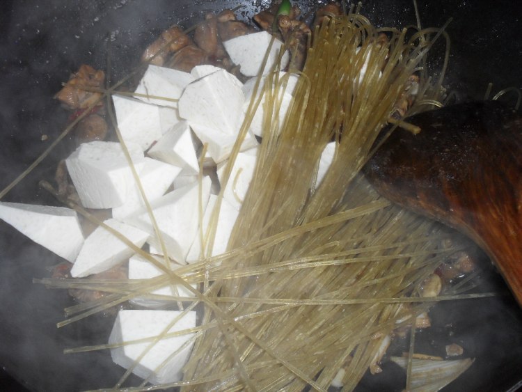 芋头粉条烧鸡腿步骤9
