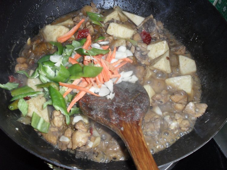 芋头粉条烧鸡腿步骤11