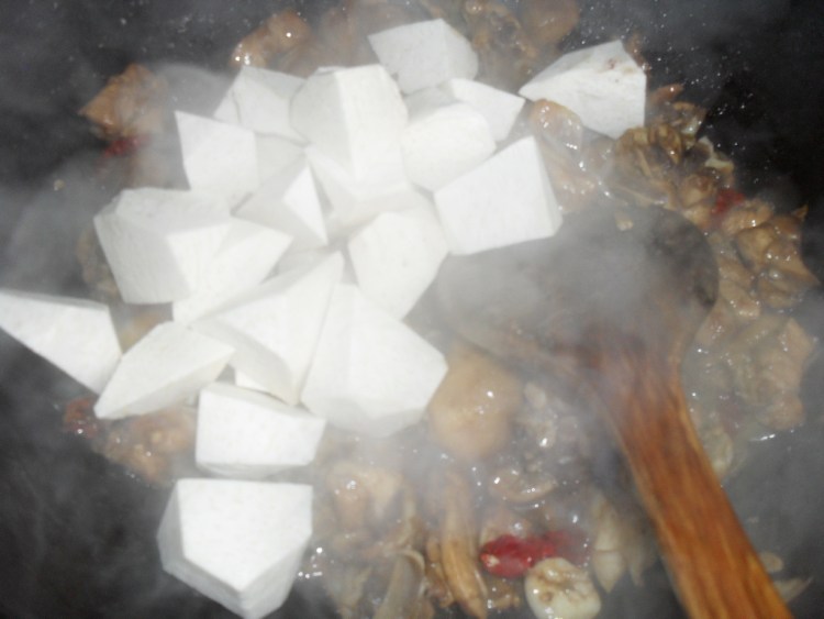 芋头粉条烧鸡腿步骤8