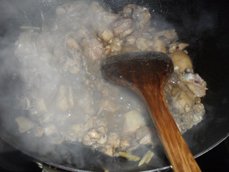 芋头粉条烧鸡腿步骤6