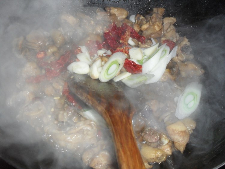 芋头粉条烧鸡腿步骤7