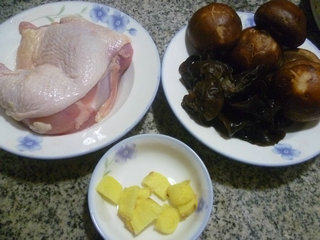 黑木耳香菇蒸鸡腿步骤1