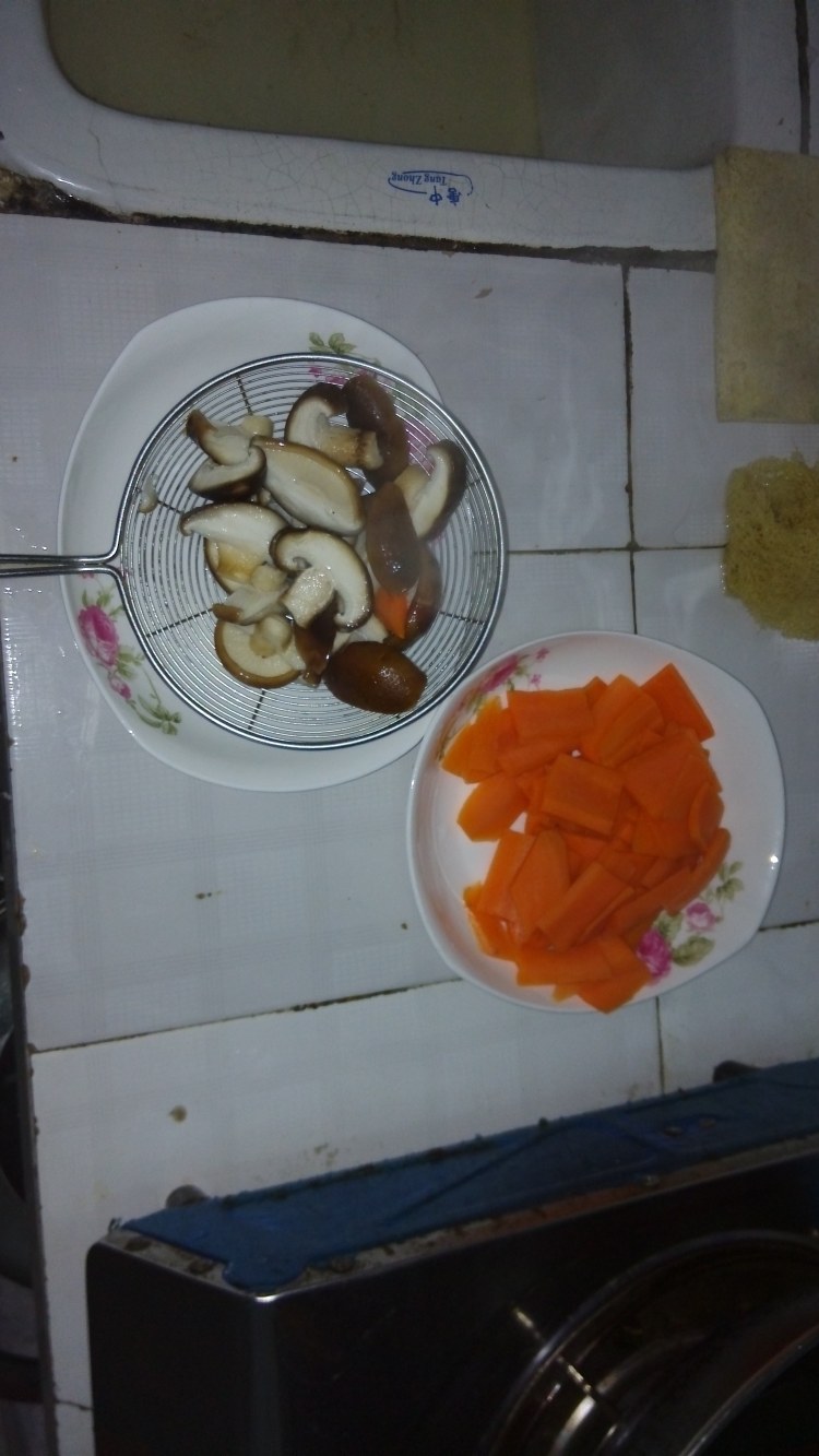 胡萝卜香菇鸡腿煲仔饭步骤5