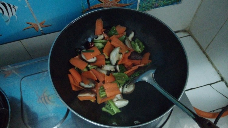 胡萝卜香菇鸡腿煲仔饭步骤9
