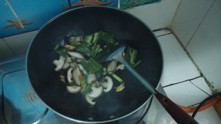 胡萝卜香菇鸡腿煲仔饭步骤8