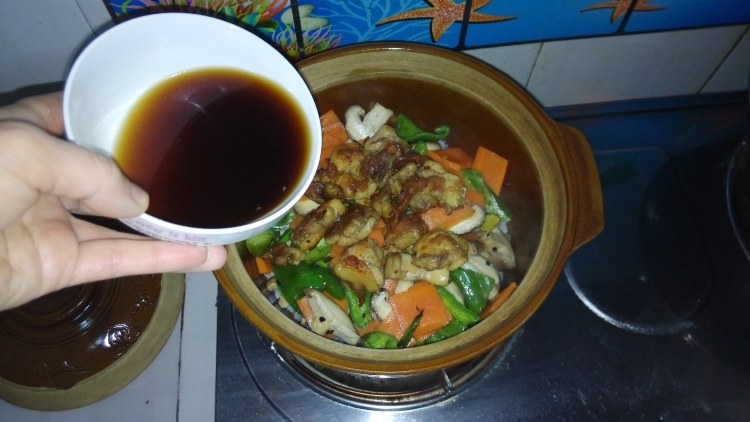 胡萝卜香菇鸡腿煲仔饭步骤12