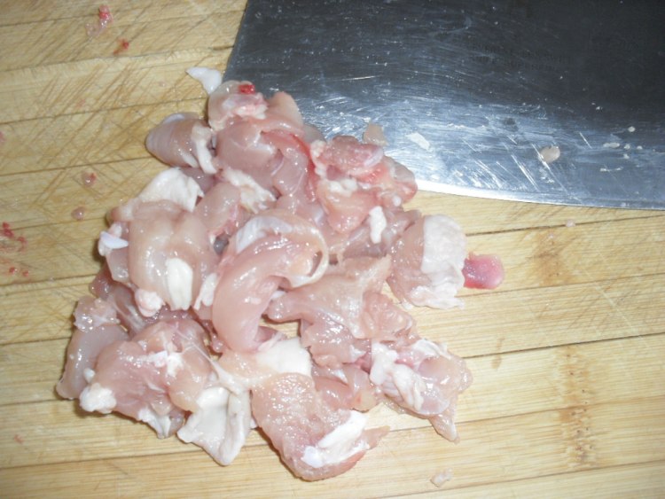 青椒炒鸡腿肉步骤1