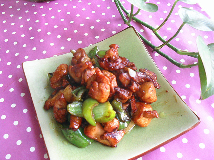 青椒炒鸡腿肉步骤7