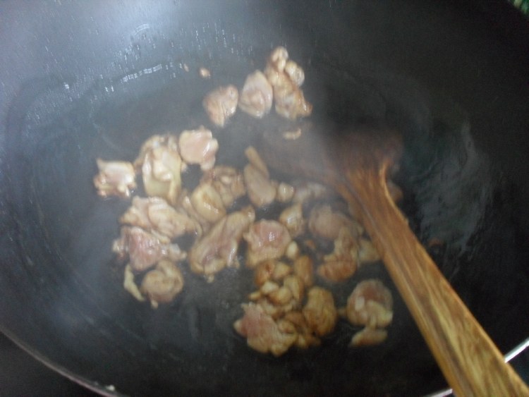 青椒炒鸡腿肉步骤4