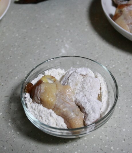 酥香炸鸡腿步骤2