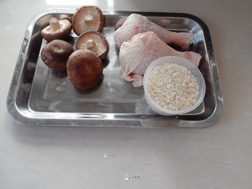 香菇鸡肉饭步骤1