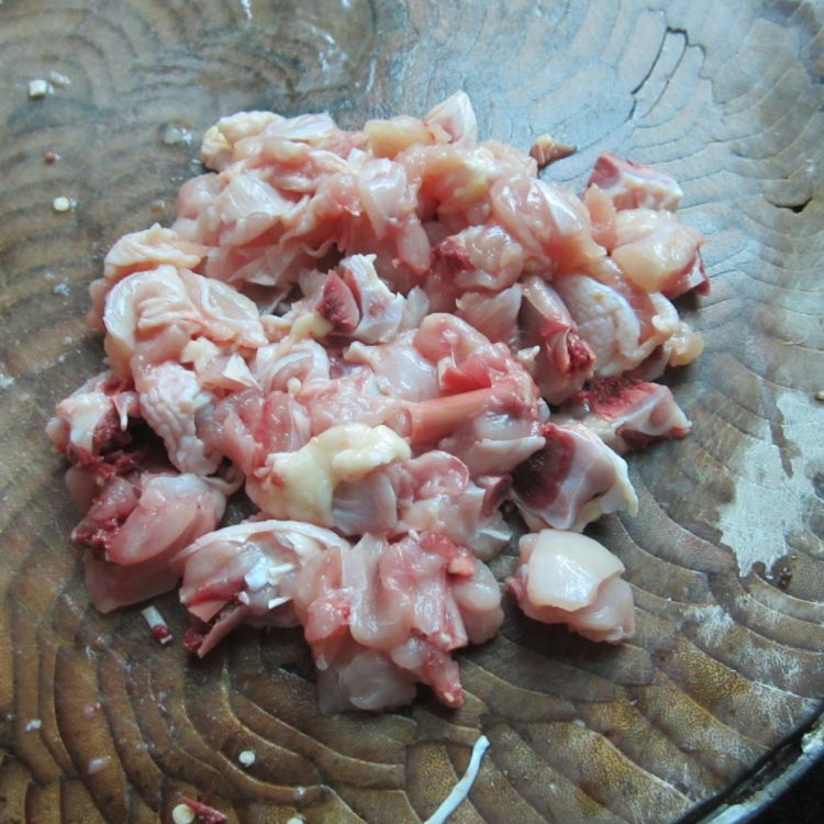 蒜片辣椒鲜鸡腿步骤2