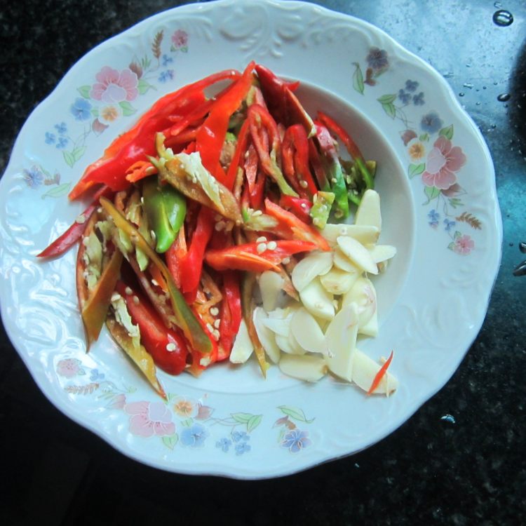 蒜片辣椒鲜鸡腿步骤5