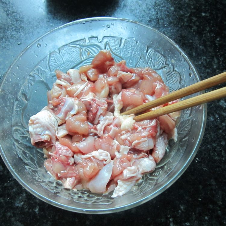 蒜片辣椒鲜鸡腿步骤4