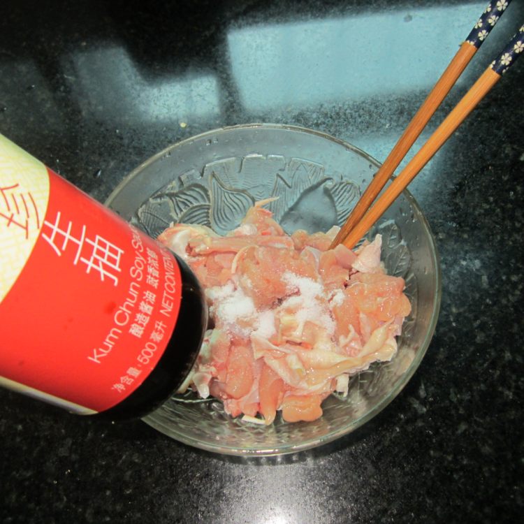 蒜片辣椒鲜鸡腿步骤3
