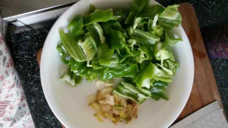 青椒鸡腿步骤2