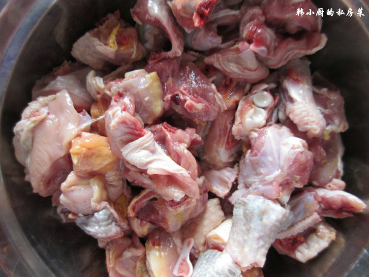 干煸鸡腿肉步骤1