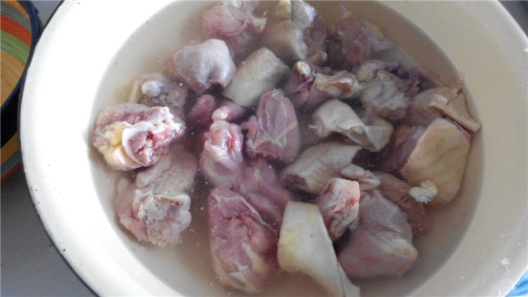 板栗炖鸡腿步骤1