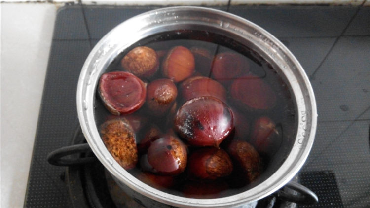 板栗炖鸡腿步骤2